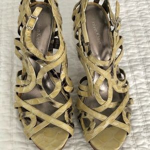 Calvin Klein 3.5in Cream/black heels